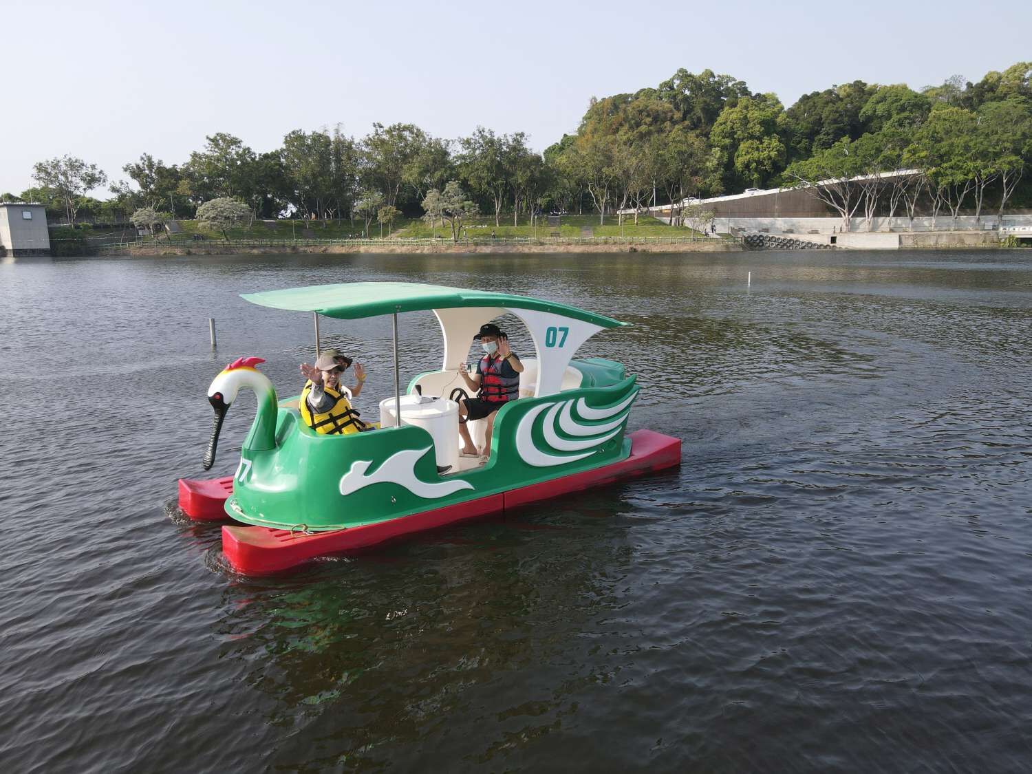 竹市青草湖水上活動4月26日重新開放 平日搭乘天鵝船享補助優惠